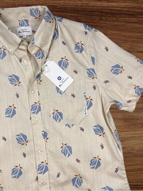 Ben Sherman Men’s Short Sleeve Casual Button Up Shirt. Small